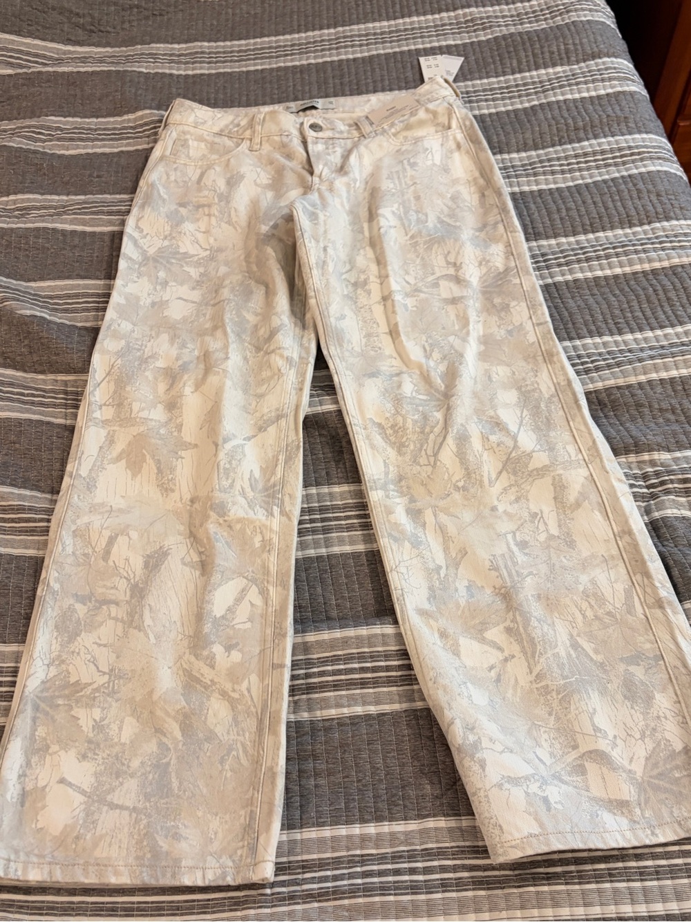 NWT Hollister Women’s 8 /29” Long Cream Camouflage Wide-Leg Jeans